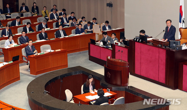 【서울=뉴시스】이종철 기자&nbsp; = 12일 서울 여의도 국회 예결위회의장에서 열린 예산결산특별위원회 제1차 전체회의에서 한국당 김재원 위원장이 회의를 주재하고 있다. 2019.07.12. jc4321@newsis.com