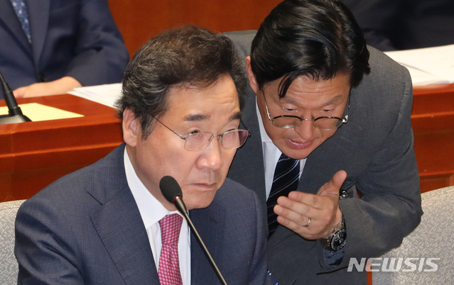 【서울=뉴시스】이종철 기자 = 12일 서울 여의도 국회 예결위회의장에서 열린 예산결산특별위원회 제1차 전체회의에서 이낙연총리가 답변을 논의하고 있다. 2019.07.12. jc4321@newsis.com