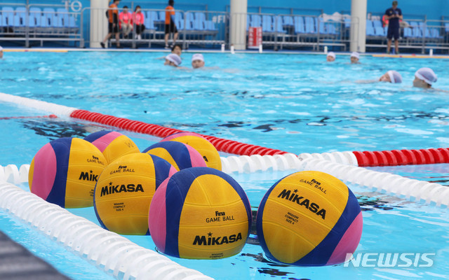【광주=뉴시스】 고범준 기자 = 2019 광주세계수영선수권대회 개막일인 12일 오전 광주 광산구 남부대학교 수구경기장에서 대한민국 여자대표팀 선수들이 훈련을 하고 있는 가운데 수구공이 물에 떠 있다. 2019.07.12. bjko@newsis.com