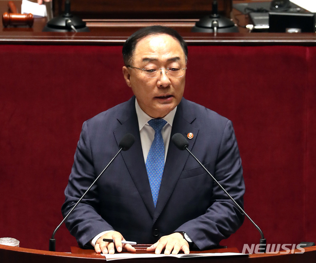 【서울=뉴시스】 전진환 기자 = 국회 예산결산특별위원회 제1차 전체회의가 열린 12일 오전 서울 여의도 국회 예결위 회의실에서 홍남기 경제부총리 겸 기획재정부장관이 추가경정예산안(정부)에 대한 제안설명을 하고 있다 2019.07.12. amin2@newsis.com