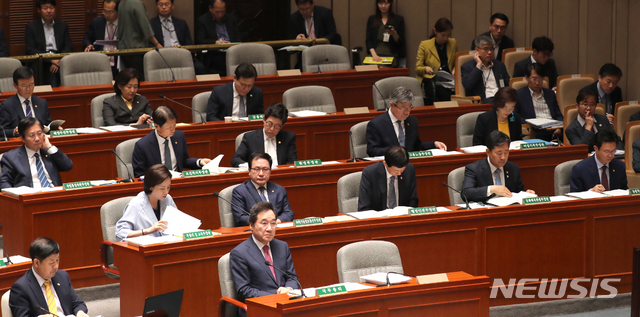 【서울=뉴시스】 전진환 기자 = 국회 예산결산특별위원회 제1차 전체회의가 열린 12일 오전 서울 여의도 국회 예결위 회의실에 이낙연 국무총리와 국무위원들이 출석해 자리하고 있다. 2019.07.12. amin2@newsis.com