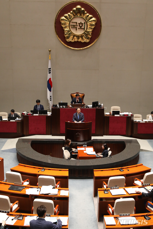 【서울=뉴시스】 전진환 기자 = 국회 예산결산특별위원회 제1차 전체회의가 열린 12일 오전 서울 여의도 국회 예결위 회의실에서 홍남기 경제부총리 겸 기획재정부장관이 추가경정예산안(정부)에 대한 제안설명을 하고 있다. 2019.07.12. amin2@newsis.com