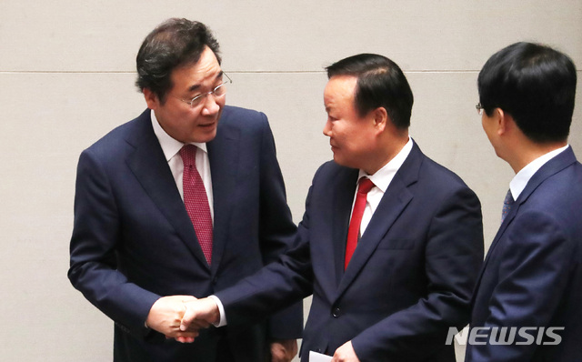 【서울=뉴시스】이종철 기자 = 12일 서울 여의도 국회 예결위회의장에서 열린 예산결산특별위원회 제1차 전체회의에서 이낙연 총리가 김재원 위원장과 악수를 하고 있다. 2019.07.12.&nbsp; jc4321@newsis.com