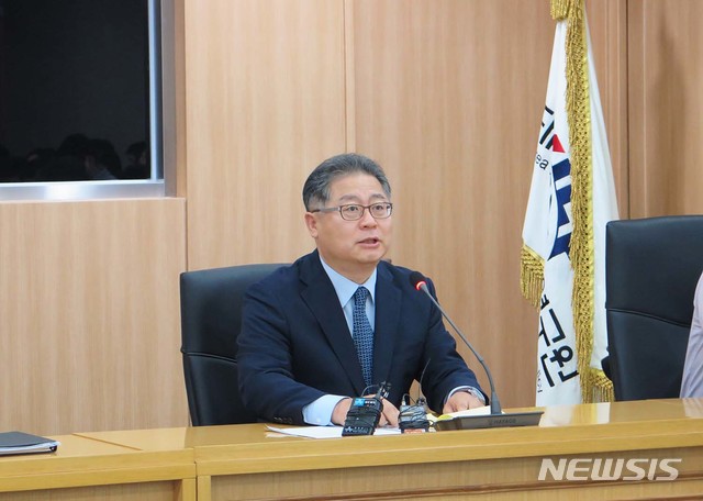 【서울=뉴시스】12일 세종시 세종 국책연구단지 본원에서 '일본의 수출 제한 조치 분석과 전망'을 주제로 대외경제정책연구원 현안토론회가 열린 가운데 이재영 대외경제정책연구원장이 인사말을 하고 있다. 2019.07.12. (사진=대외경제정책연구원 제공) photo@newsis.com