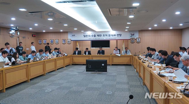 "韓 경제 경쟁력 있어…日 수출 규제에 정치적 대응해야"