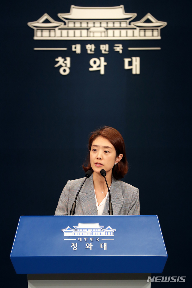 【서울=뉴시스】 이윤청 기자 = 고민정 대변인이 12일 청와대 춘추관에서 일본 수출규제 조치 관련 브리핑에 대한 취재진의 질문에 답하고 있다. 2019.07.12. radiohead@newsis.com