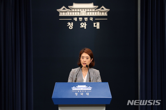 【서울=뉴시스】 이윤청 기자 = 고민정 대변인이 12일 청와대 춘추관에서 취재진의 일본 수출규제 조치 관련 브리핑에 대한 질문에 답하고 있다. 2019.07.12. radiohead@newsis.com