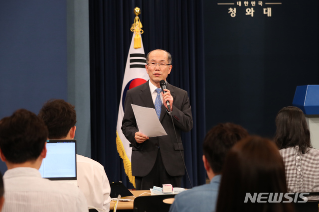 【서울=뉴시스】 이윤청 기자 = 김유근 국가안전보장회의 사무처장이 12일 청와대 춘추관에서 일본 수출규제 조치 관련 브리핑을 마친 후 취재진의 질문에 답하고 있다. 2019.07.12. radiohead@newsis.com