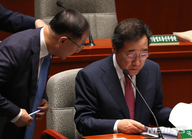 【서울=뉴시스】 전진환 기자 = 국회 예산결산특별위원회 제1차 전체회의가 열린 12일 오후 서울 여의도 국회 예결위 회의실에서 이낙연 국무총리가 홍남기 경제부총리 겸 기획재정부장관과 대화하고 있다. 2019.07.12. amin2@newsis.com