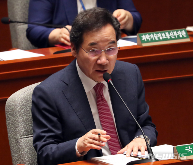 【서울=뉴시스】 전진환 기자 = 국회 예산결산특별위원회 제1차 전체회의가 열린 12일 오후 서울 여의도 국회 예결위 회의실에서 이낙연 국무총리가 의원들의 질문에 답하고 있다. 2019.07.12. amin2@newsis.com