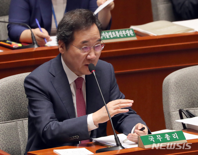 【서울=뉴시스】 전진환 기자 = 국회 예산결산특별위원회 제1차 전체회의가 열린 12일 오후 서울 여의도 국회 예결위 회의실에서 이낙연 국무총리가 의원들의 질문에 답하고 있다. 2019.07.12. amin2@newsis.com