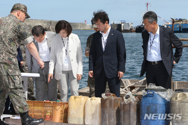 【동해=뉴시스】김경목 기자 = 자유한국당 나경원 원내대표와 북한 선박 삼척항 입항 은폐 조작 진상조사단이 12일 오후 강원 동해시 해군 제1함대사령부 군항기지에서 지난달 15일 삼척항으로 입항한 북한 선박에서 발견된 물품을 살펴보고 있다. 2019.07.12.   photo31＠newsis.com