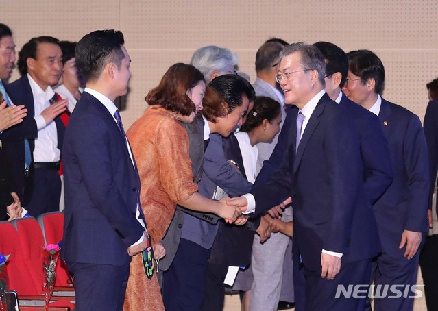 【무안=뉴시스】전신 기자 = 문재인 대통령이 12일 전남 무안군 전남도청에서 열린 전남 블루이코노미 경제비전 선포식에 입장하며 참석자들과 인사하고 있다. 2019.07.12.&nbsp; photo1006@newsis.com