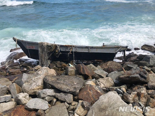 【서울=뉴시스】합동참모본부는 12일 오전 10시 37분께 강원도 고성군 거진 1리 해안가에서 북한 소형목선이 발견돼 확인조치 중이라고 밝혔다. 사진은 해안가에 접안된 북한 무인목선. 2019.07.12. (사진=합참 제공) photo@newsis.com