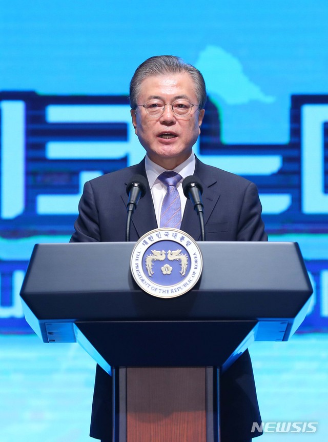 【무안=뉴시스】전신 기자 = 문재인 대통령이 12일 전남 무안군 전남도청에서 열린 전남 블루이코노미 경제비전 선포식에서 인사말하고 있다. 2019.07.12.&nbsp;&nbsp; photo1006@newsis.com