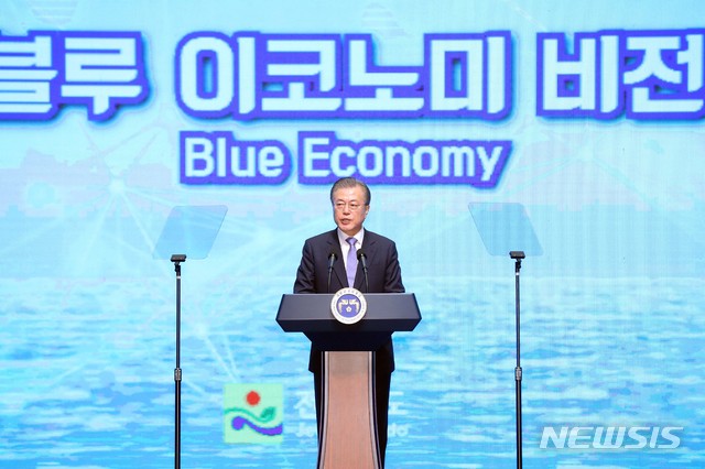 【무안=뉴시스】전신 기자 = 문재인 대통령이 12일 전남 무안군 전남도청에서 열린 전남 블루이코노미 경제비전 선포식에서 인사말하고 있다. 2019.07.12. photo1006@newsis.com
