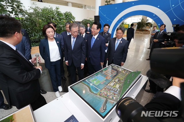 【무안=뉴시스】전신 기자 = 문재인 대통령이 12일 전남 무안군 전남도청에서 열린 전남 블루이코노미 경제비전 선포식에 앞서 홍보부스를 방문해 염전 수중태양광 모형을 보고 있다. 2019.07.12. photo1006@newsis.com