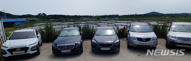 【인천공항=뉴시스】홍찬선 기자 = 여름 성수기를 앞두고 인천공항에 불법주차대행이 기승을 부리고 있다. 사진은 지난 12일 오후 인천 중구 용유동 염전 밭 옆에 주차된 주차된 차량들 2019.07.13. mania@newsis.com
