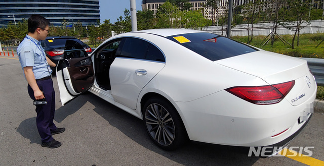 【인천공항=뉴시스】홍찬선 기자 = 지난 12일 오후 인천공항 제1여객터미널의 업무단지 인근 차도에서 불법주차대행 업자가 불법으로 주차한 수입차량. 이 차량의 문은 열린 상태로 불법주청자위반으로 과태료가 부과된다. 2019.07.13.&nbsp; mania@newsis.com