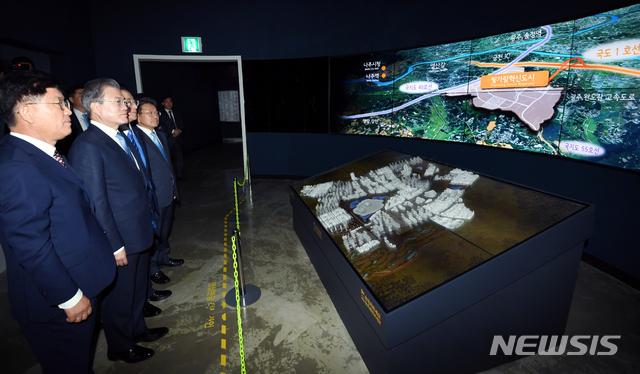 【나주=뉴시스】전신 기자 = 문재인 대통령이 12일 전남 나주 빛가람 전망대를 방문해 혁신도시 전시관을 둘러보고 있다. 2019.07.12. photo1006@newsis.com