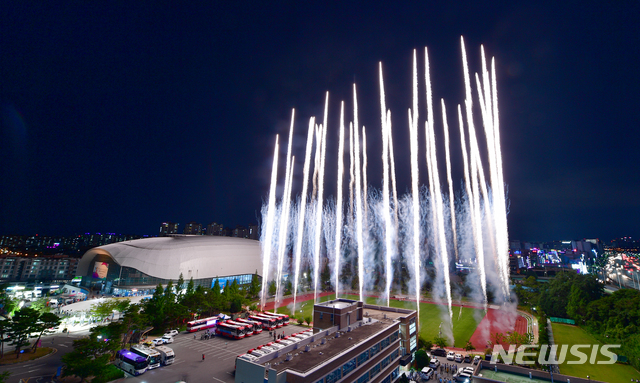 【광주=뉴시스】류형근 기자 = '평화의 물결 속으로(DIVE INTO PEACE)' 2019광주FINA세계수영선수권대회 개막을 알리는 축포가 12일 오후 광주 광산구 광주여자대학교 유니버시아드체육관에서 솟아오르고 있다. 2019.07.12&nbsp;&nbsp; hgryu77@newsis.com