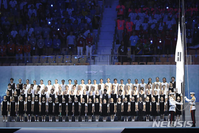 【광주=뉴시스】 고범준 기자 = 12일 오후 광주 광산구 광주여대 시립유니버시아드체육관에서 열린 2019 광주세계수영선수권대회 개회식에서 태극기가 게양되고 있다. 2019.07.12.&nbsp; bjko@newsis.com