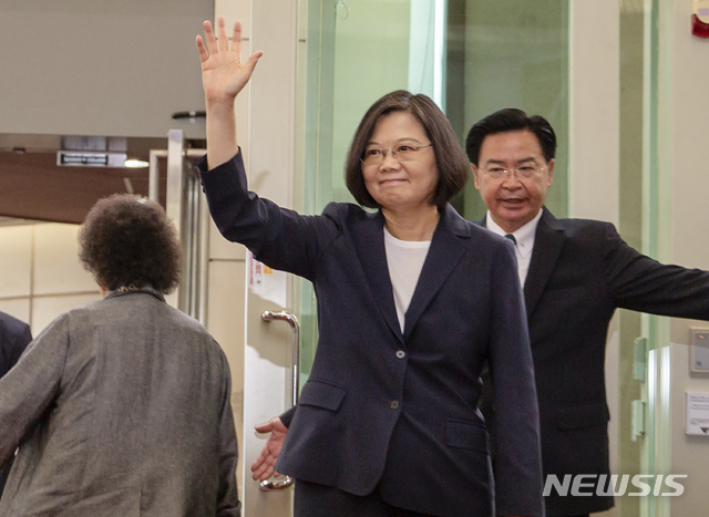 【타오위안(대만)=AP/뉴시스】차이잉원(蔡英文) 대만 총통이 11일 카리브해 4국 순방길에 오른 대만 타오위안(桃園) 안(桃園) 국제공항에서 손을 흔들며 인사하고 있다. 차이잉원 총통은 이날(현지시간) 뉴욕 유엔본부에서 대만과 외교관계를 유지하고 있는 17개국 대사들의 모임에 참석 대만과의 관계 유지를 호소했다. 대만 총통이 유엔 대사들의 모임에 참석한 것은 이번이 처음으로 중국의 강력한 발발이 예상된다. 2019.7.12