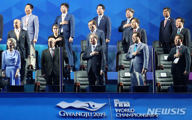 【광주=뉴시스】전신 기자 = 문재인 대통령이 12일 광주 광산구 광주여대 체육관에서 열린 2019 광주 세계수영선수권대회 개회식에 참석해 국기 게양을 바라보며 애국가를 부르고 있다. 2019.07.12. photo1006@newsis.com