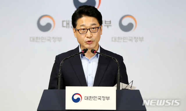 【서울=뉴시스】추상철 기자 =이호현 산업통상자원부 무역정책관이 12일 오후 서울 종로구 정부서울청사에서 '한일 양자실무협의' 결과 브리핑을 하고 있다. 2019.07.12.&nbsp; scchoo@newsis.com