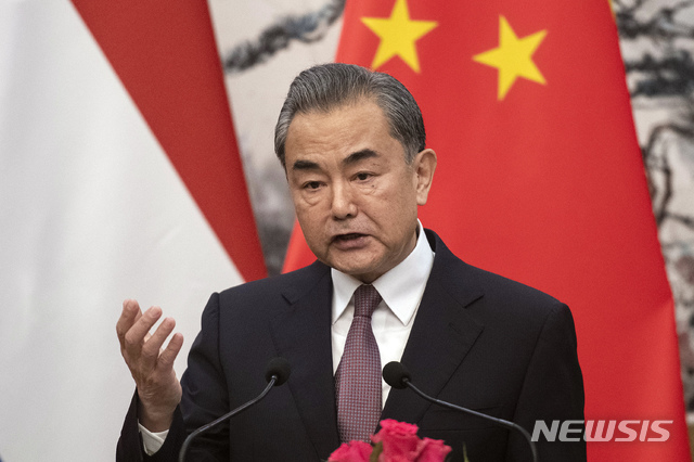  【베이징=AP/뉴시스】왕이(王毅) 중국 외교부장이 지난 6월19일 베이징에서 스테프 블록 네덜란드 외무장관(사진에는 보이지 않음)과 공동 기자회견을 갖고 있다. 헝가리를 방문하고 있는 왕이 부장은 12일 미국의 대만에 대한 무기 판매와 관련, "미국은 대만을 놓고 불장난을 벌여서는 안 된다"며 결국 미국은 역풍을 맞게 될 것이라고 말했다. 2019.7.12 