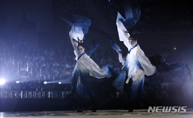 【광주=뉴시스】전신 기자 = 12일 오후 광주 광산구 광주여대 시립유니버시아드체육관에서 열린 2019 광주세계수영선수권대회 개회식에서 문화공연이 펼쳐지고 있다. 2019.07.12. photo1006@newsis.com