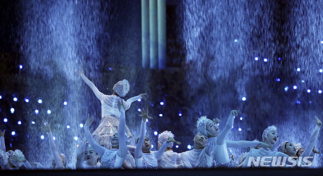 【광주=뉴시스】전신 기자 = 12일 오후 광주 광산구 광주여대 시립유니버시아드체육관에서 열린 2019 광주세계수영선수권대회 개회식에서 문화공연이 펼쳐지고 있다. 2019.07.12.photo1006@newsis.com