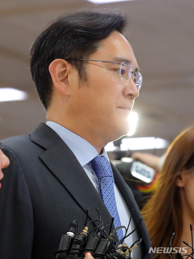 【서울=뉴시스】배훈식 기자 = 일본의 수출 규제에 대한 방안 마련을 위한 출장을 마친 이재용 삼성전자 부회장이 12일 오후 서울 강서구 김포국제공항을 통해 입국하고 있다. 2019.07.12.&nbsp; dahora83@newsis.com