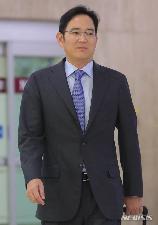 【서울=뉴시스】배훈식 기자 = 일본의 수출 규제에 대한 방안 마련을 위한 출장을 마친 이재용 삼성전자 부회장이 12일 오후 서울 강서구 김포국제공항을 통해 입국하고 있다. 2019.07.12. dahora83@newsis.com