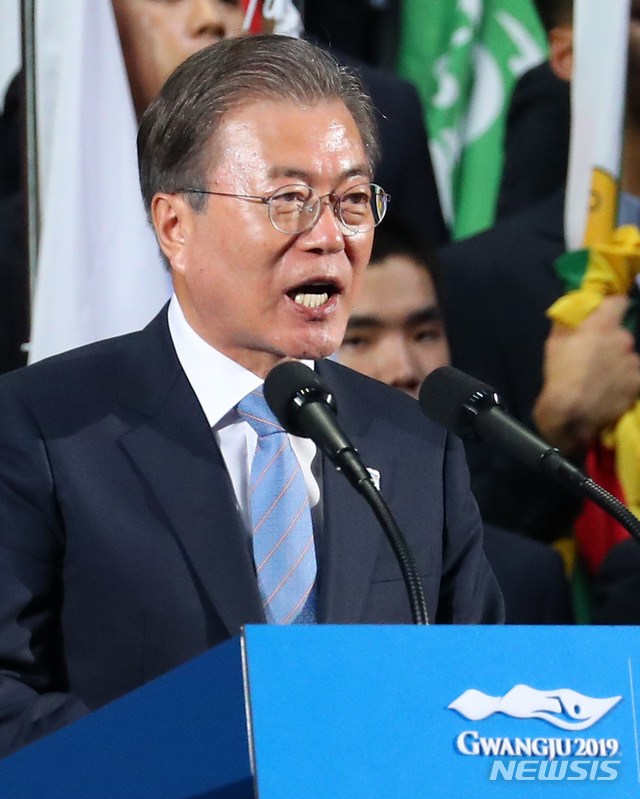 【광주=뉴시스】전신 기자 = 문재인 대통령이 12일 광주 광산구 광주여대 체육관에서 열린 2019 광주 세계수영선수권대회 개회식에서 개회사하고 있다. 2019.07.12. photo1006@newsis.com