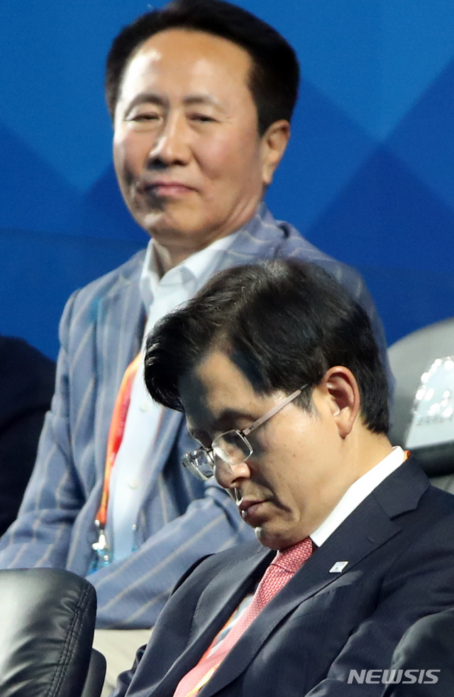 【광주=뉴시스】고범준 기자 = 12일 오후 광주 광산구 광주여대 시립유니버시아드체육관에서 열린 2019 광주세계수영선수권대회 개회식에서 조영택 광주세계수영대회조직위원회 사무총장이 눈을 감고 있는 황교안 자유한국당 대표를 바라보고 있다. 2019.07.12.&nbsp; bjko@newsis.com