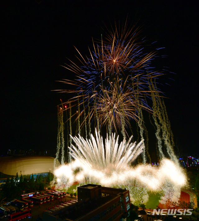 【광주=뉴시스】류형근 기자 = '평화의 물결 속으로(DIVE INTO PEACE)' 2019광주FINA세계수영선수권대회 개막을 알리는 축포가 12일 오후 광주 광산구 광주여자대학교 유니버시아드체육관에서 솟아오르고 있다. 2019.07.12&nbsp;&nbsp; hgryu77@newsis.com