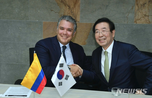 【메데진(콜롬비아)=뉴시스】중남미를 순방중인 박원순(오른쪽) 시장은 12일 오후 1시(현지시간) 콜롬비아 메데진 플라자메이어에서 이반 두께 마르케스 콜롬비아 대통령과 악수를 하면서 사진촬영을 하고 있다. 이들은 스마트시티, 도시재생, 지속가능한 스마트교통 등에 대한 교류협력을 강화하기로 했다. 2019.07.12. (사진=서울시 제공)