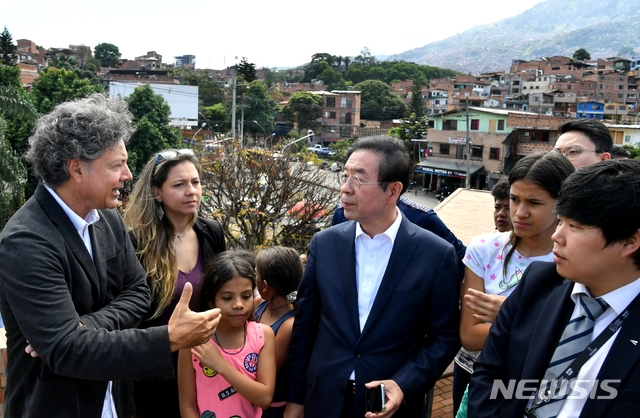 【메데진(콜롬비아)=뉴시스】중남미를 순방중인 박원순 서울시장은 12일 오전 9시(현지시간) 메데진시 도시재생을 지휘한 전 총괄건축가 알레한드로 에체베리(Alejandro Echevarri)와 함께 '모라비아 문화발전센터(El Centro de Desarrollo Cultural de Moravia)'를 방문했다. 2019.07.12. (사진=서울시 제공) 