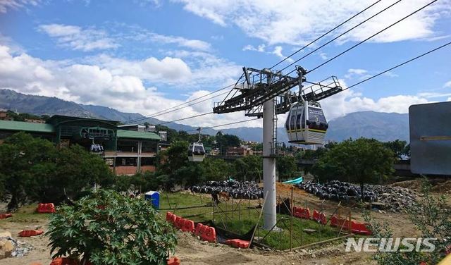 【메데진(콜롬비아)=뉴시스】배민욱 기자 = 콜롬비아 메데진 산토도밍고 지역에서 메트로케이블가 이동하고 있다. 2019.07.12. mkbae@newsis.com