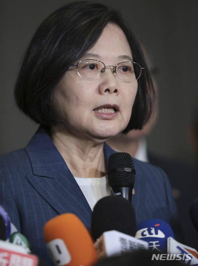 【뉴욕=AP/뉴시스】카리브해 4국 순방길에 미국을 방문한 대만 차이잉원(蔡英文) 총통이 12일(현지시간) 뉴욕에서 대만-미국 비즈니스 서밋에 참여하기전 기자회견에서 발언하고 있다. 차이 총통은 이날 미국 뉴욕 컬럼비아대 비공개 강연에서 중국을 “독재 정권”이라고 비난해 파장이 예상된다. 2019.07.14 