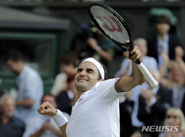【런던=AP/뉴시스】'테니스 황제' 로저 페더러(3위·스위스)가 12일(현지시간) 영국 런던 윔블던의 올잉글랜드클럽에서 열린 2019 윔블던 테니스대회 남자 단식 준결승에서 라파엘 나달(2위·스페인)을 꺾고 환호하고 있다. 페더러는 나달을 세트스코어 3-1(7-6<7-3> 1-6 6-3 6-4)로 제압해 결승에 올라 조코비치와 우승을 다투게 됐다. 이로써 페더러는 윔블던 9회 우승에 도전하게 됐으며 이번 승리로 나달과의 상대 전적을 16승 24패로 만회했다. 2019.07.13.