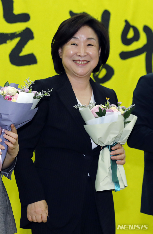【서울=뉴시스】최동준 기자 = 정의당 제5기 당대표에 선출된 심상정 대표가 13일 서울 여의도 국회의원회관에서 꽃다발을 받고 밝게 웃고 있다. 2019.07.13. photocdj@newsis.com