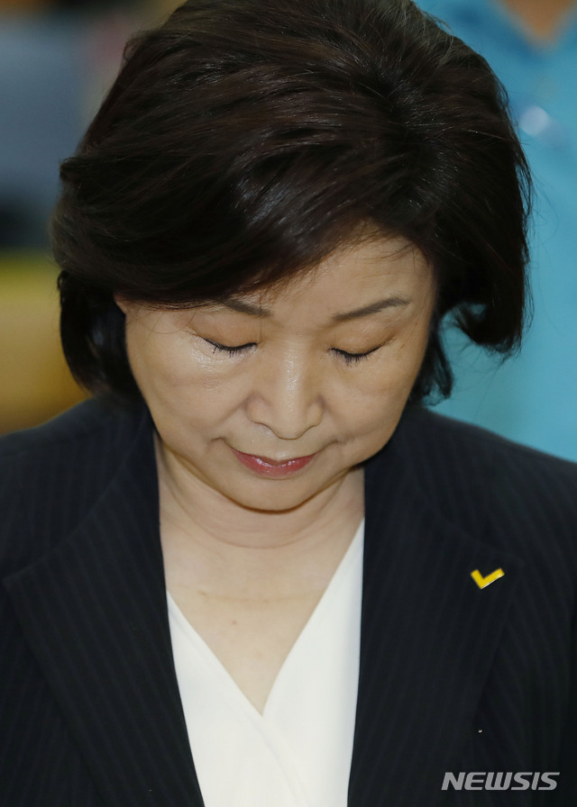 【서울=뉴시스】최동준 기자 = 정의당 제5기 당대표에 선출된 심상정 대표가 13일 서울 여의도 국회의원회관에서 고 노회찬 전 의원을 추모하며 묵념하고 있다. 2019.07.13.&nbsp; photocdj@newsis.com