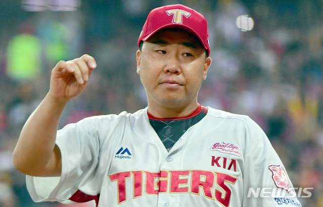 【광주=뉴시스】류형근 기자 = 13일 오후 광주 북구 광주-기아챔피언스필드에서 열린 2019프로야구 KIA 타이거즈 대 한화 이글스의 경기, 은퇴를 선언한 KIA 이범호가 6회초 수비를 앞두고 교체돼 운동장을 떠나고 있다. 2019.07.13.&nbsp;&nbsp;&nbsp; hgryu77@newsis.com