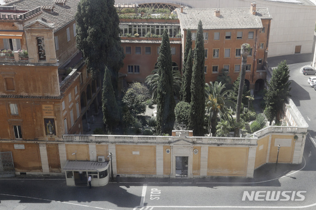 【바티칸=AP/뉴시스】바티칸 내 독일 귀족 무덤 내 돌바닥 아래에서 36년전 실종된 15세 소녀 에마누엘라 오를란디의 것으로 추정되는 유골함이 13일(현지시간) 발굴됐다. 사진은 해당 무덤이 있는 바티칸 내 독일 귀족 묘지의 전경. 유골함은 오는 20일 개봉될 예정이다. 2019.07.14 