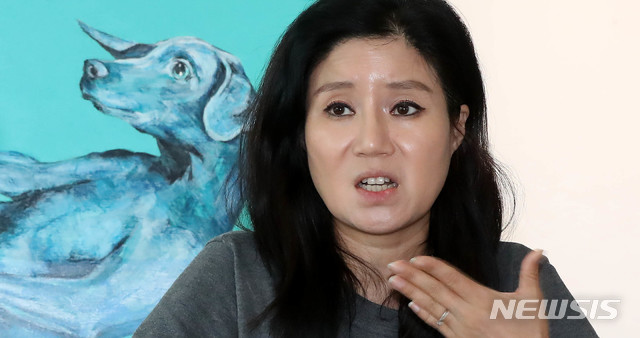 【서울=뉴시스】추상철 기자 =박소연 동물보호단체 케어 대표가 12일 오후 서울 종로구 케어 사무실에서 뉴시스와 인터뷰하고 있다. 이날 인터뷰어는 지승호 인터뷰 전문 작가가 진행했다. 2019.07.12. scchoo@newsis.com