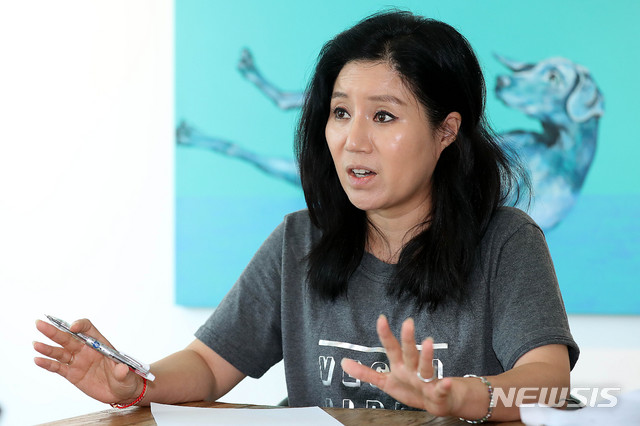 【서울=뉴시스】추상철 기자 =박소연 동물보호단체 케어 대표가 12일 오후 서울 종로구 케어 사무실에서 뉴시스와 인터뷰하고 있다. 지승호 인터뷰 전문 작가가 진행했다. 2019.07.12. scchoo@newsis.com
