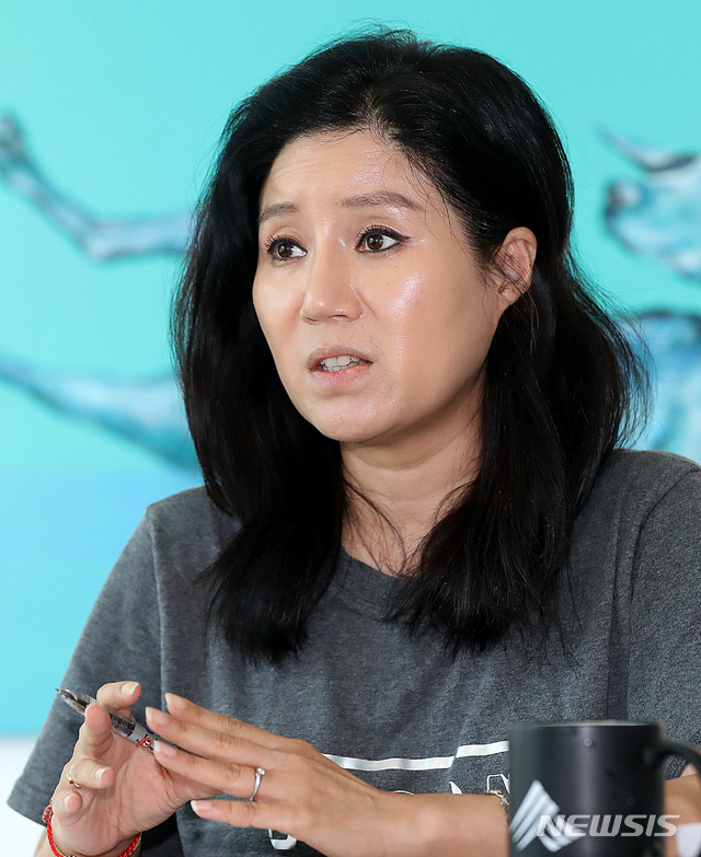 【서울=뉴시스】추상철 기자 =박소연 동물보호단체 케어 대표가 12일 오후 서울 종로구 케어 사무실에서 뉴시스와 인터뷰하고 있다. 이날 인터뷰어는 지승호 인터뷰 전문 작가가 진행했다. 2019.07.12. scchoo@newsis.com