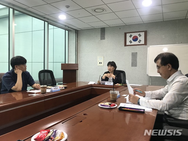 【서울=뉴시스】박수선(가운데) 갈등해결&평화센터 소장이 지난 6월5일 서울 영등포구 국회의원회관에서 열린 좌담회에서 사회를 보고 있다. 이날 강순희 경기대학교 교수와 장재윤 서강대학교 교수가 패널로 참석해 '블라인드 채용 논의'를 주제로 열띤 토론을 벌였다. (사진=국회미래연구원 제공)